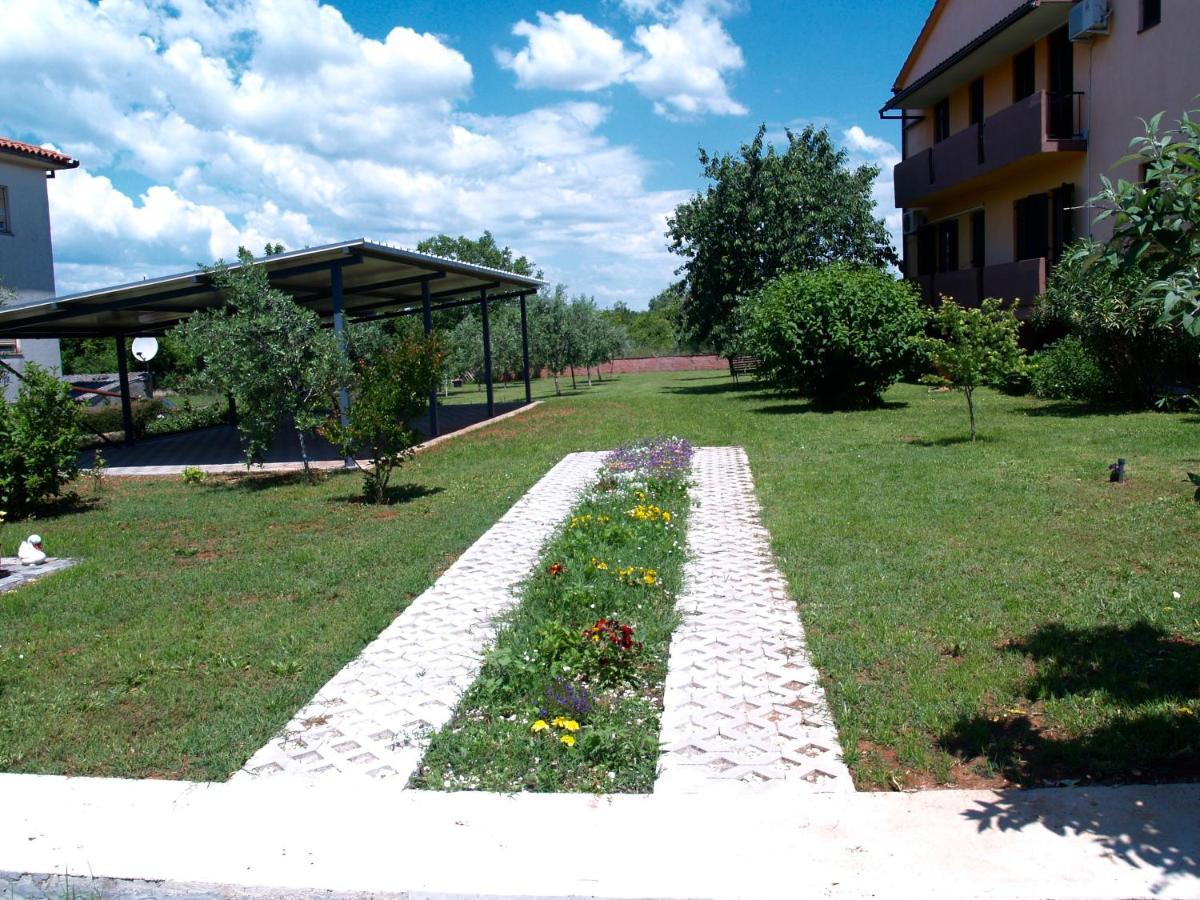 Apartment Karolina - Green Oasis Пула Экстерьер фото
